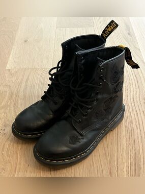 Women’s Dr Martens 1460 Vonda Mono Floral Leather Boots - Size 7 US *READ